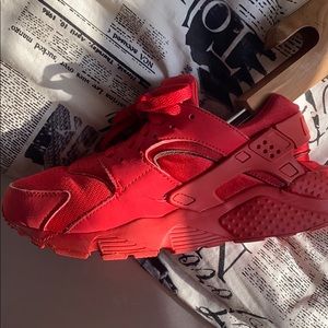 Nike Triple Red Huarache